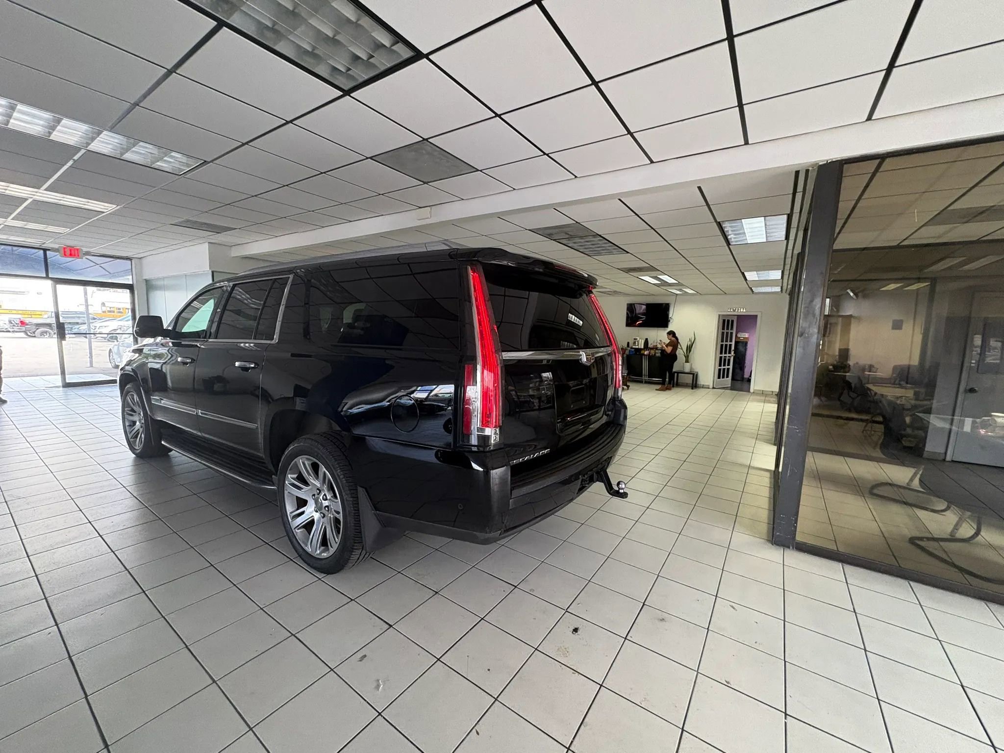 Used 2017 Cadillac Escalade ESV Luxury image 8