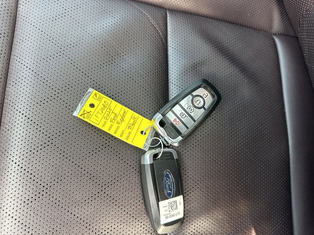 Used 2025 Ford Explorer Platinum image 39