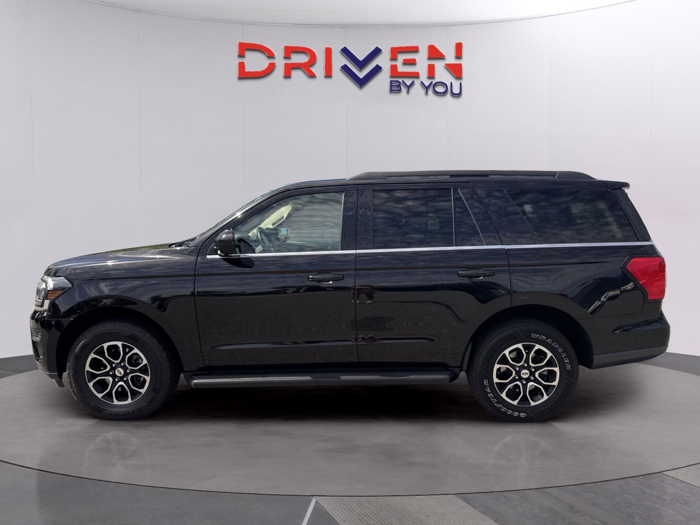 Used 2024 Ford Expedition XLT image 2