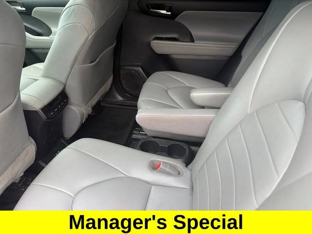 Used 2020 Toyota Highlander XLE AWD/4WD image 33