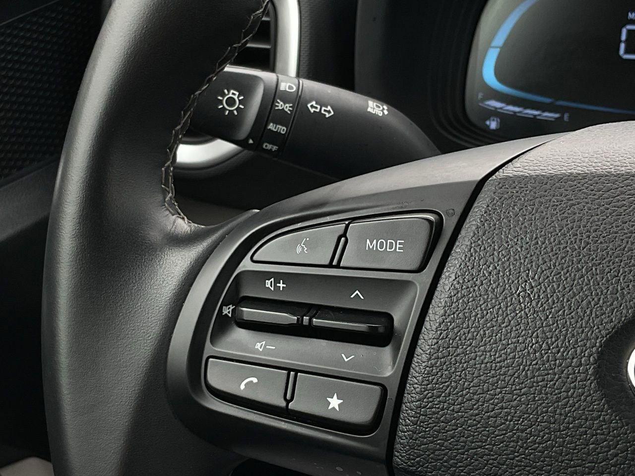 Used 2025 Hyundai Venue SEL image 25