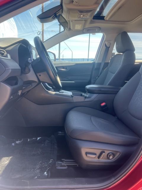 Used 2021 Toyota RAV4 XLE w/ Convenience Package image 24