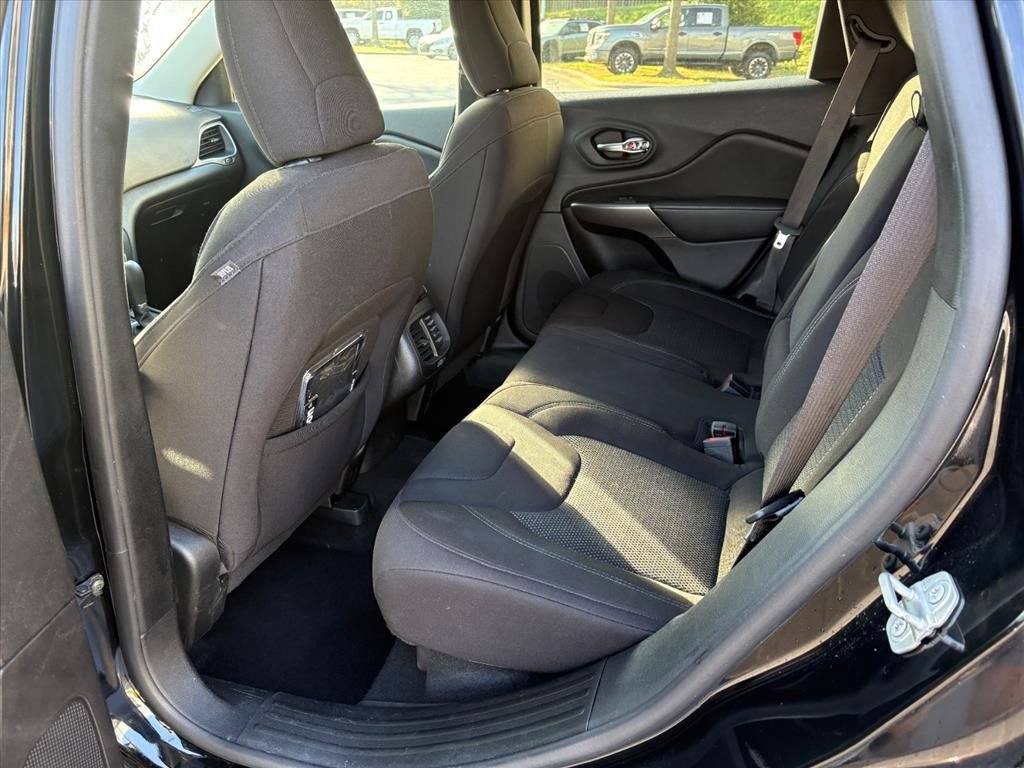 Used 2020 Jeep Cherokee Latitude w/ Cold Weather Group image 18