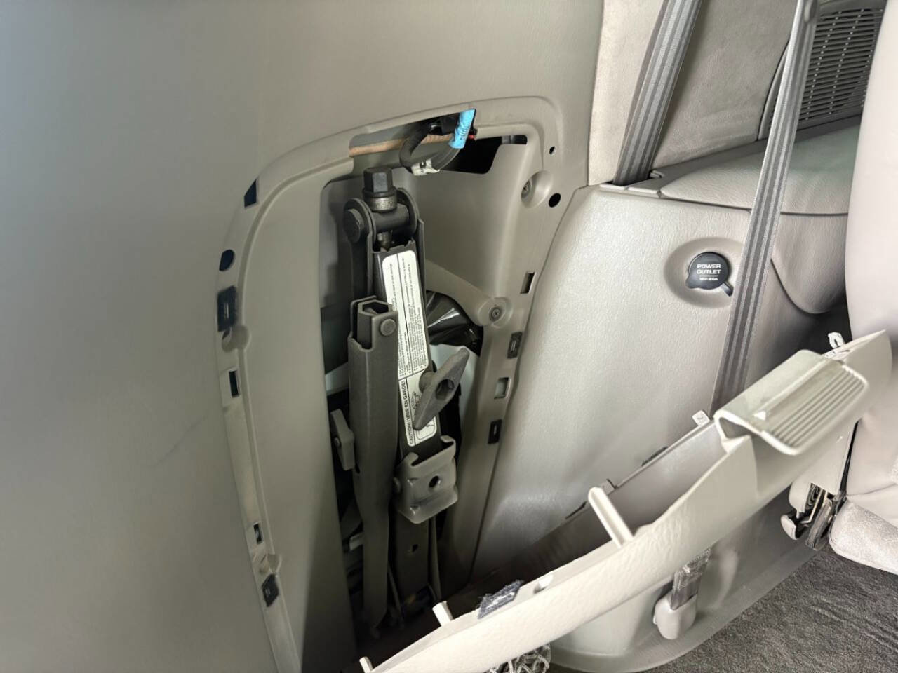 Used 2000 Chrysler Town & Country Limited image 38