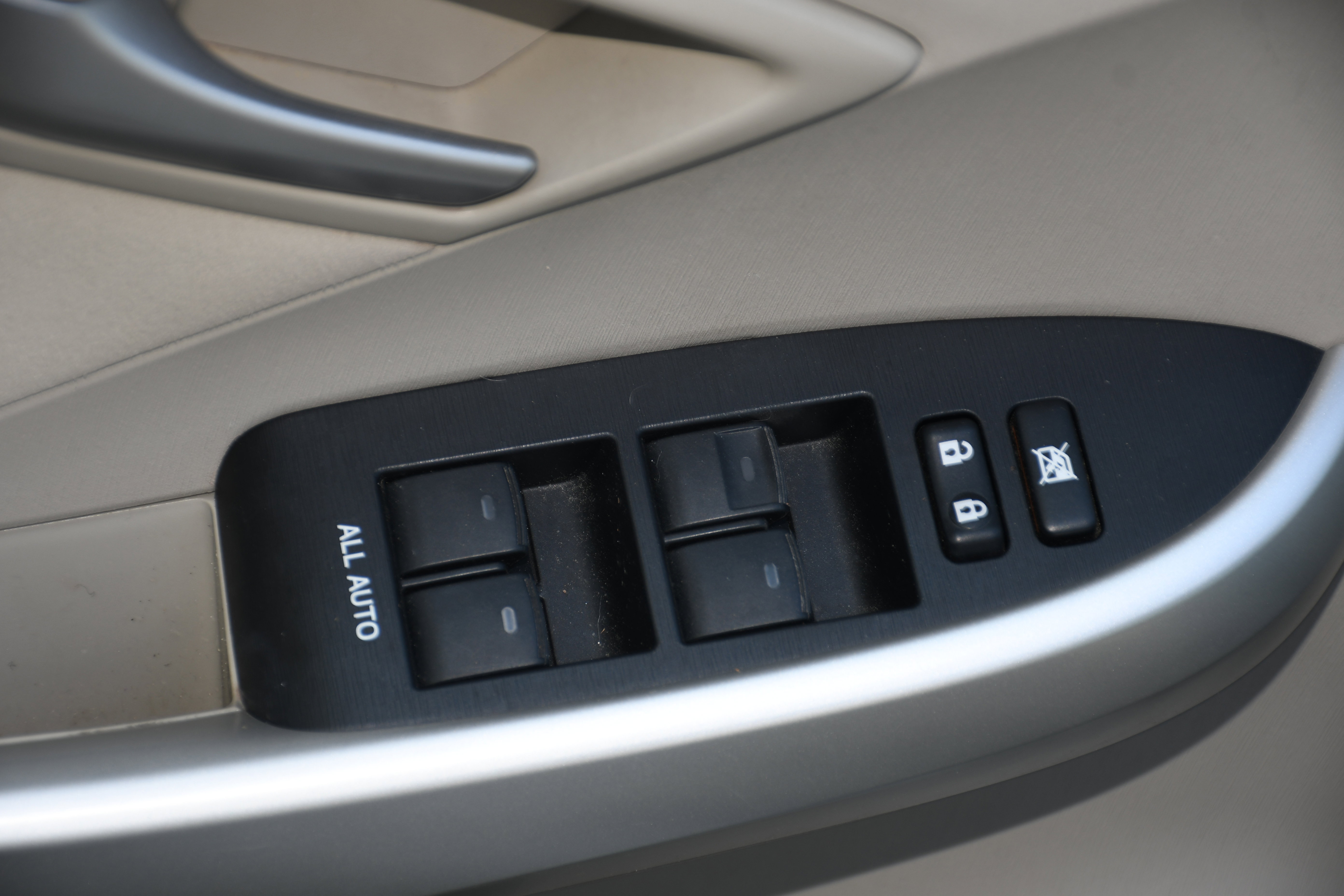 Used 2015 Toyota Prius Three w/ Solar Roof Package image 11