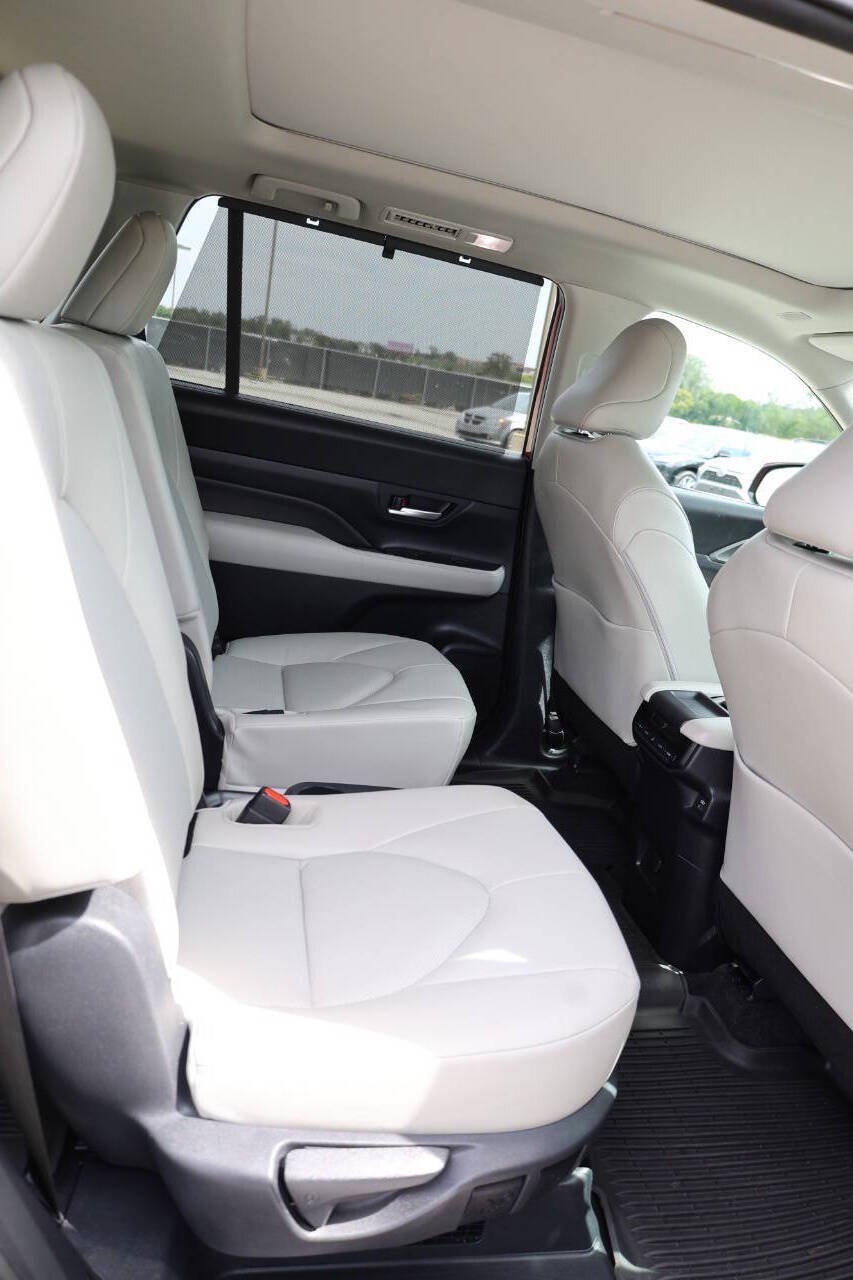Used 2024 Toyota Grand Highlander AWD Hybrid image 16