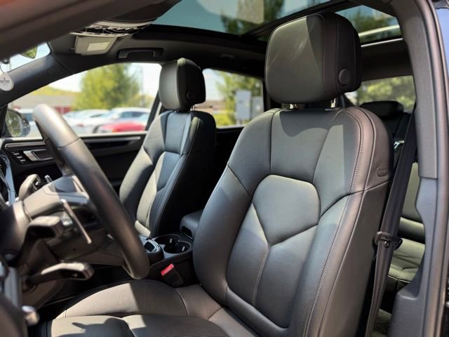 Used 2025 Porsche Macan AWD/4WD image 18