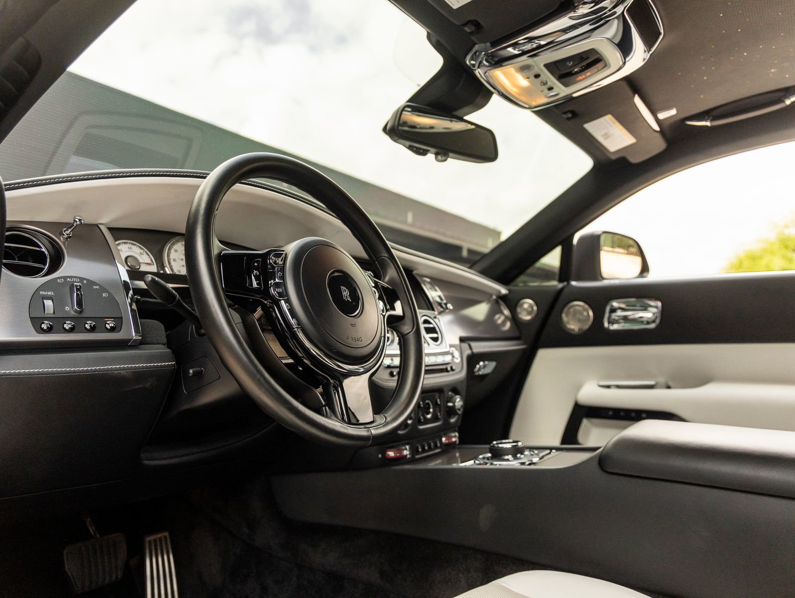 Used 2018 Rolls-Royce Wraith image 32