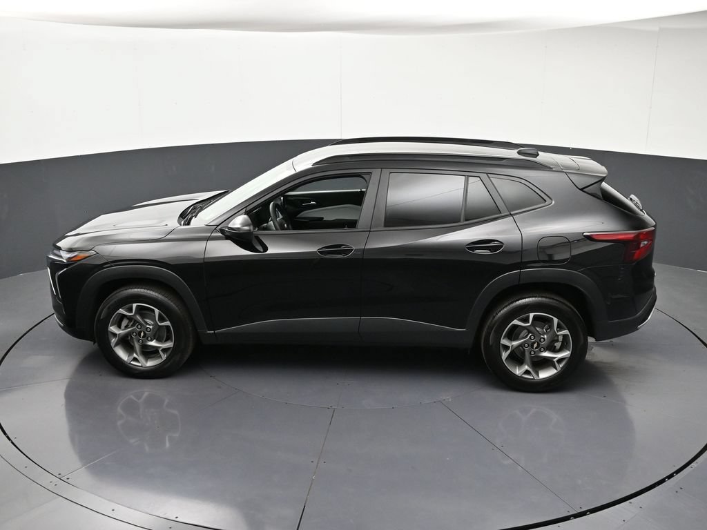 Used 2024 Chevrolet Trax LT FWD image 17