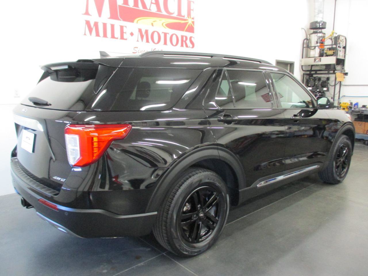 Used 2023 Ford Explorer XLT w/ Equipment Group 202A image 7