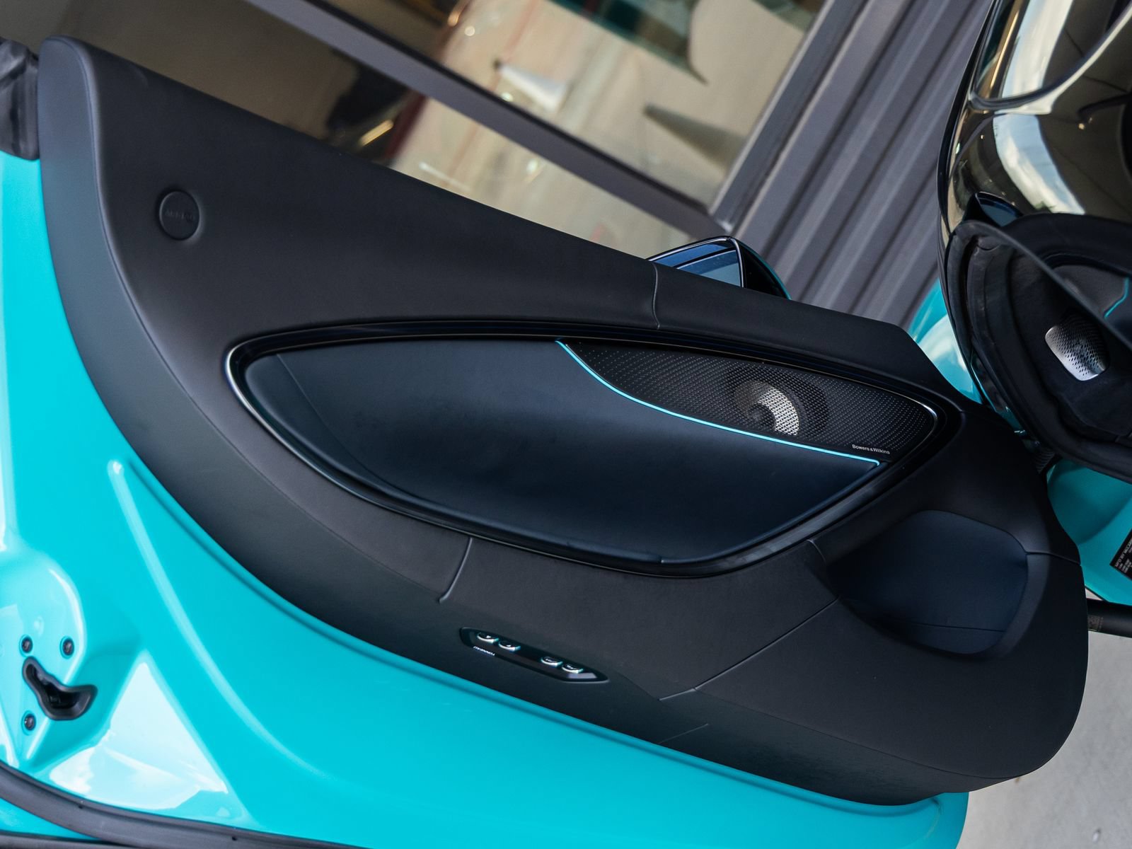 Used 2025 McLaren Artura Spider RWD image 23