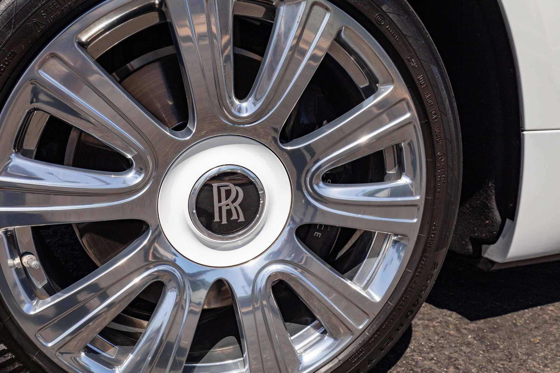 Used 2017 Rolls-Royce Dawn image 27