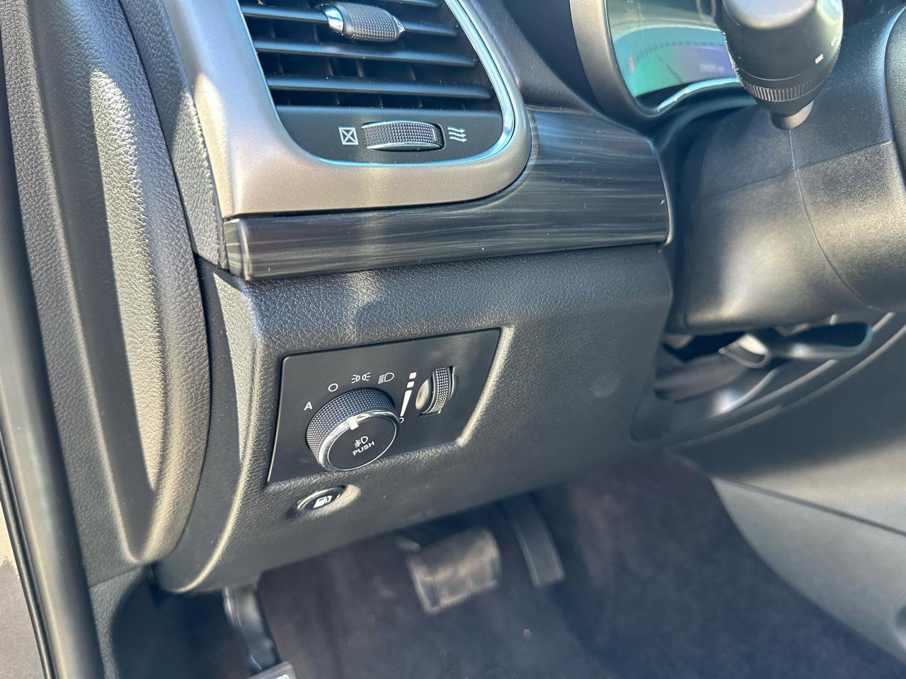 Used 2019 Jeep Grand Cherokee Altitude AWD/4WD image 10