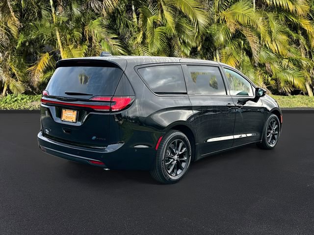 Used 2024 Chrysler Pacifica Select image 5