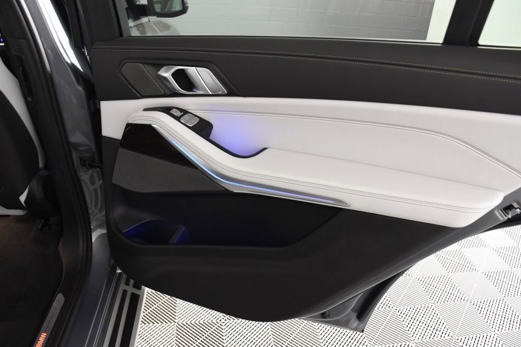 Used 2024 BMW X7 xDrive40i w/ Premium Package image 21