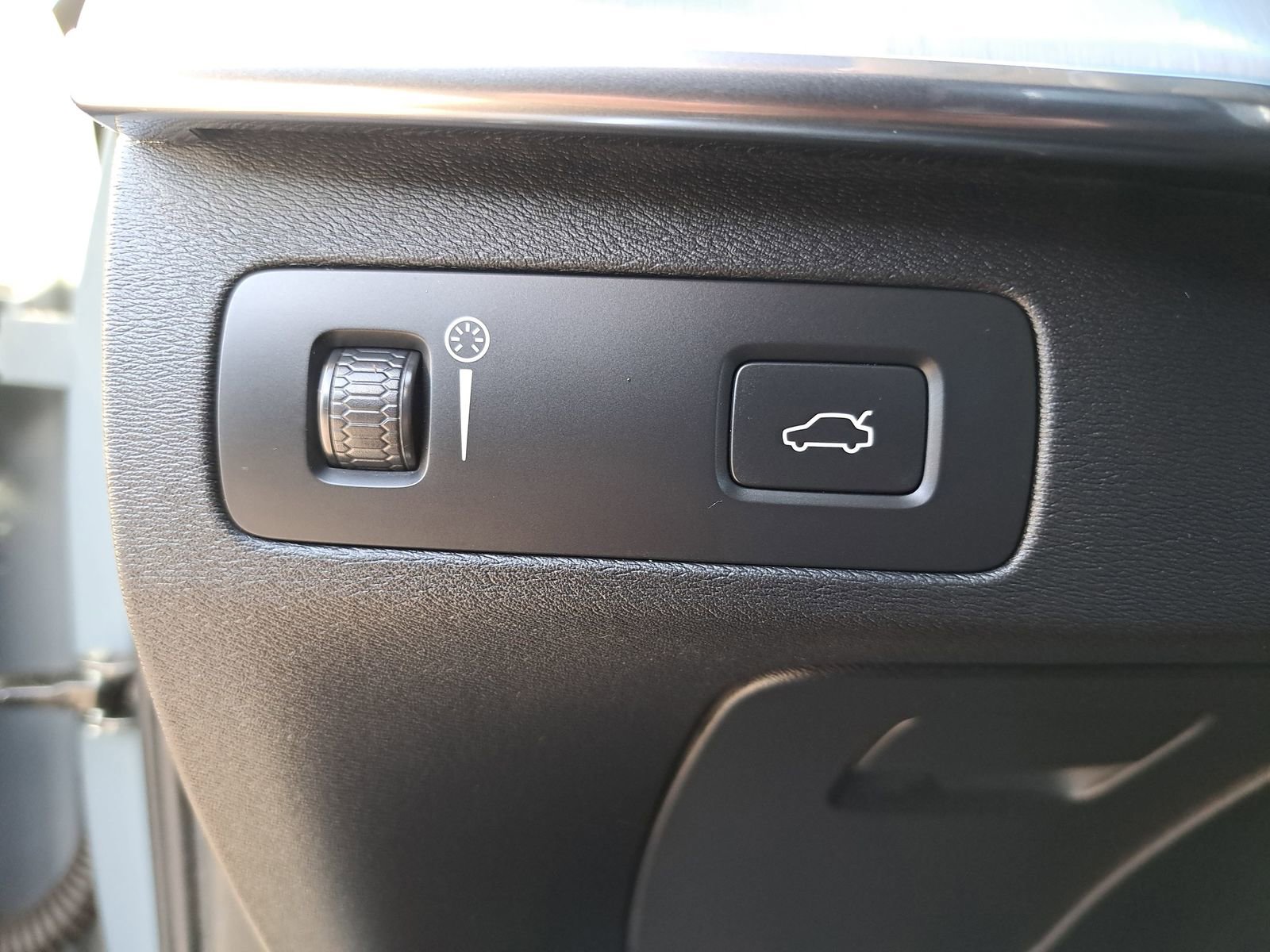 Used 2022 Volvo XC90 T5 Momentum image 30