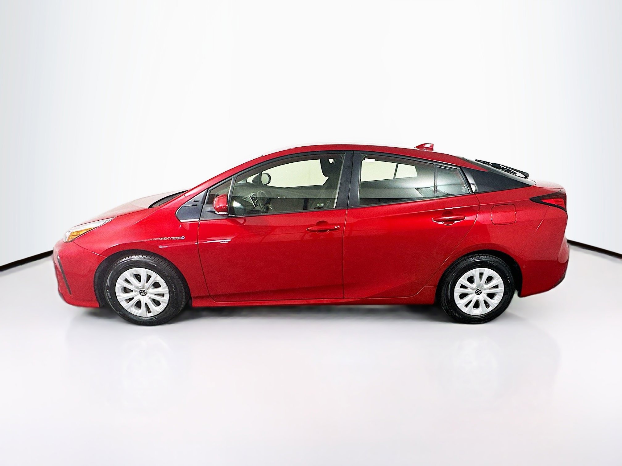 Used 2021 Toyota Prius LE FWD image 4