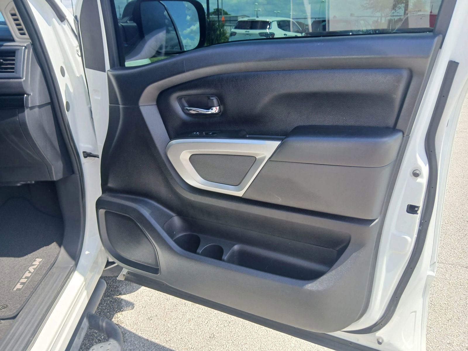 Used 2022 Nissan Titan SV w/ SV Convenience Package image 61