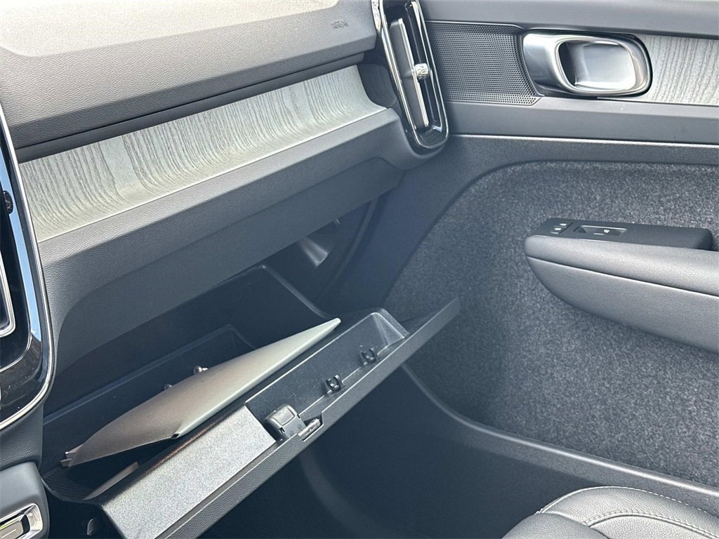 Used 2025 Volvo XC40 B5 Core image 33