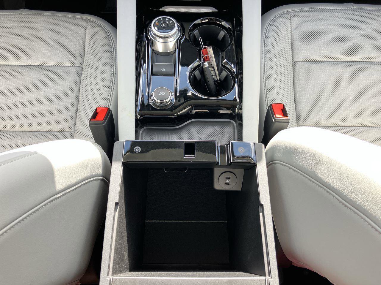 Used 2025 Ford Explorer Platinum w/ Ultimate Package image 21