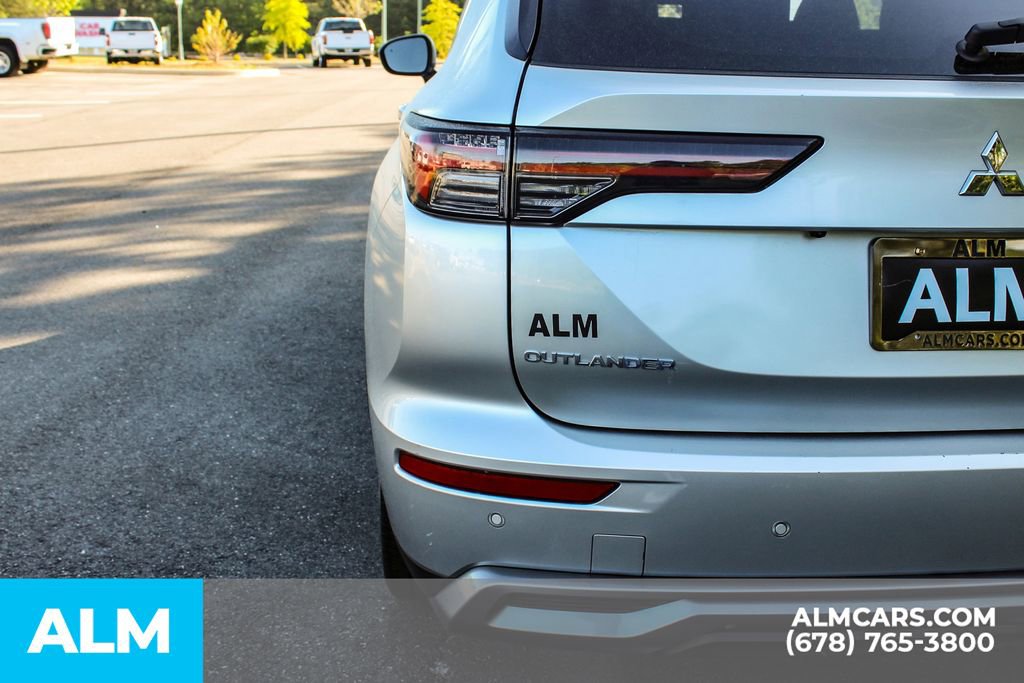 Used 2025 Mitsubishi Outlander SE image 13