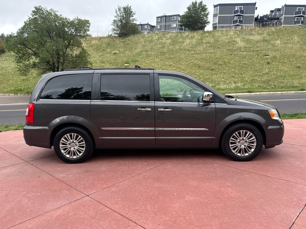 Used 2015 Chrysler Town & Country Touring-L w/ Driver Convenience Group FWD image 9