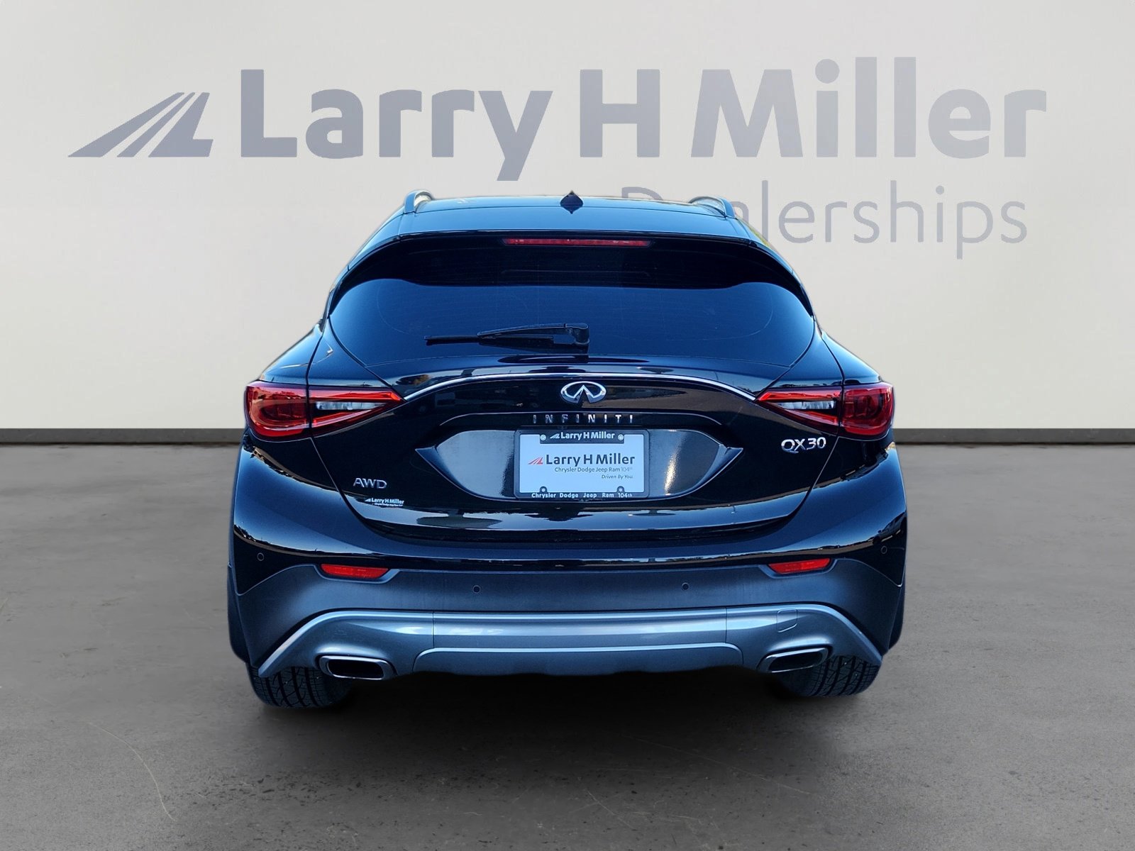 Used 2017 INFINITI QX30 Premium w/ Navigation Package image 5