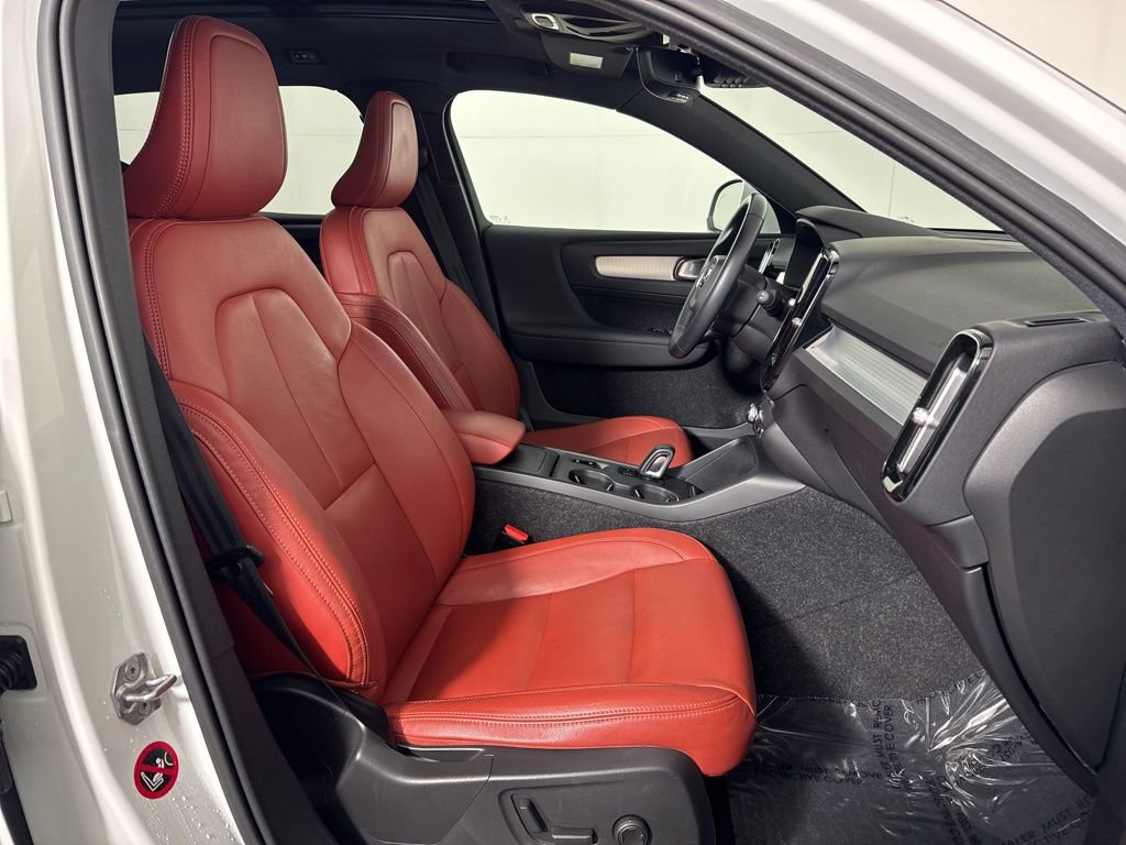 Used 2019 Volvo XC40 T5 Momentum image 12