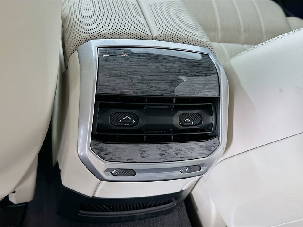 Used 2024 BMW 760i xDrive image 33