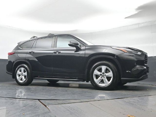 Used 2023 Toyota Highlander LE AWD/4WD image 35