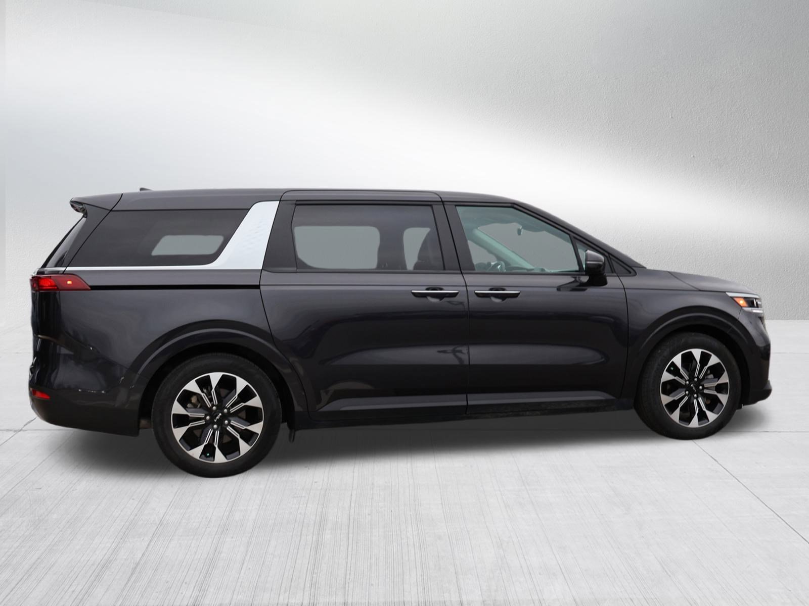 Used 2022 Kia Carnival EX image 8