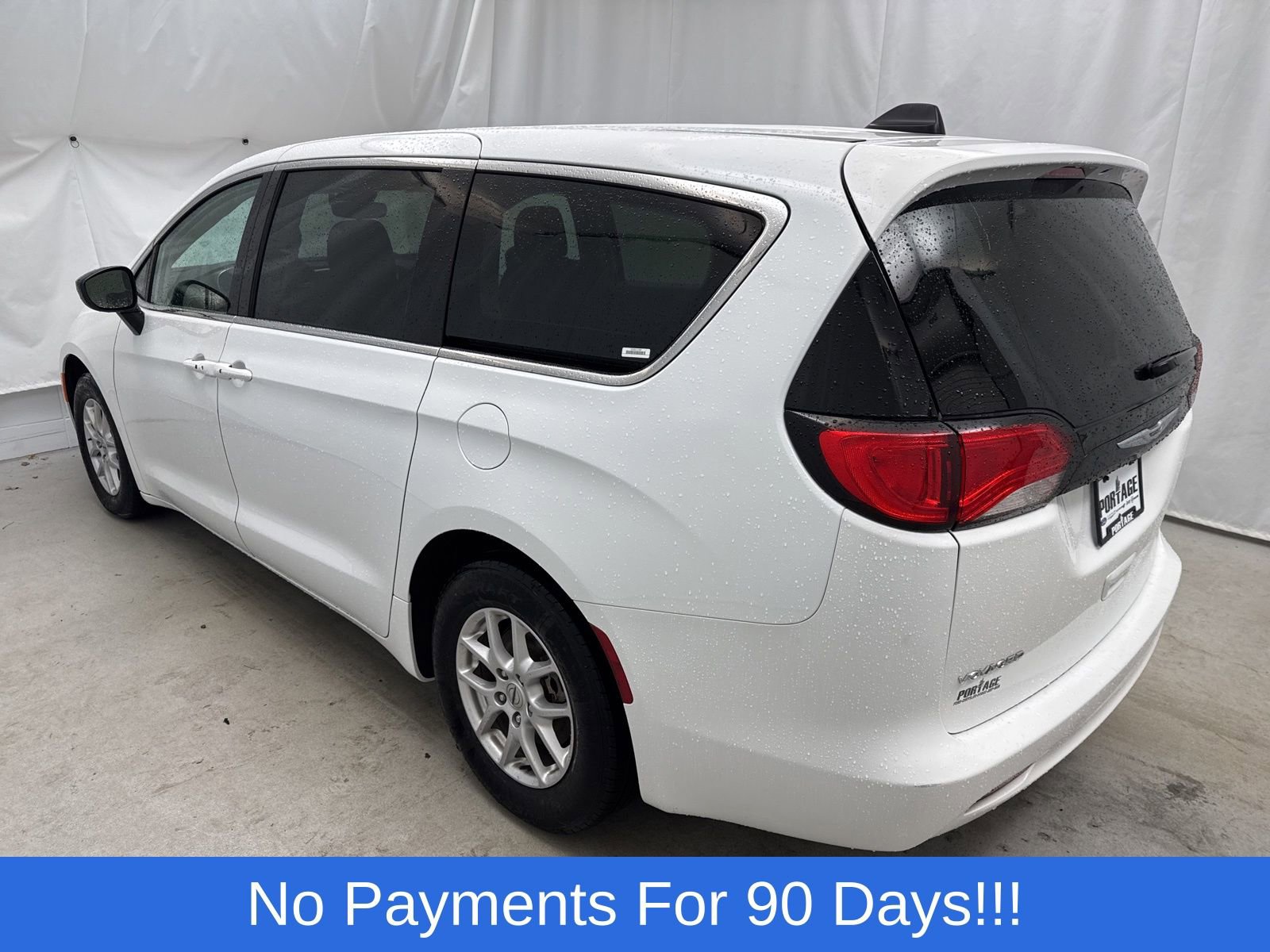 Used 2024 Chrysler Voyager LX image 4