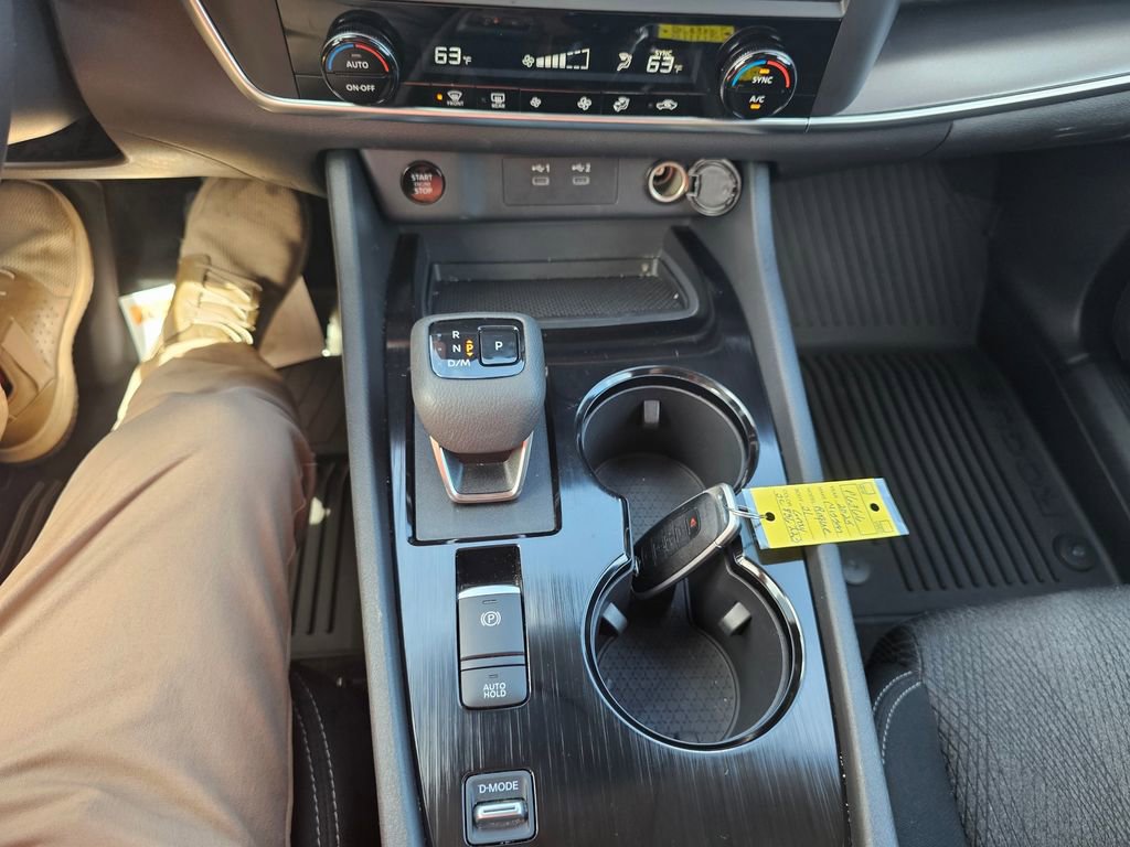 Used 2025 Nissan Rogue SV image 22