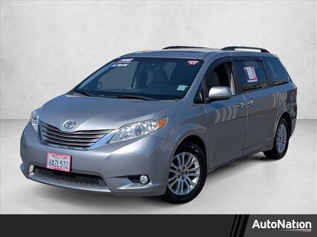 Used 2017 Toyota Sienna XLE Premium image 1