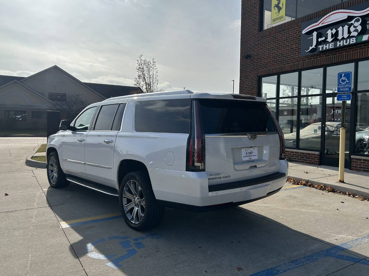 Used 2016 Cadillac Escalade ESV Luxury image 9