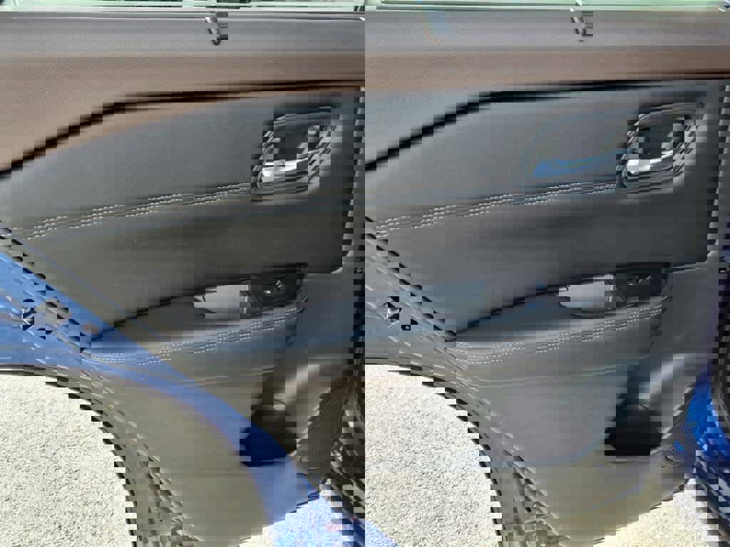 Used 2022 Nissan Rogue SV w/ SV Premium Package image 12