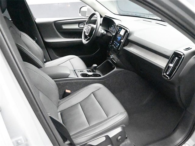 Used 2025 Volvo XC40 B5 Core image 30