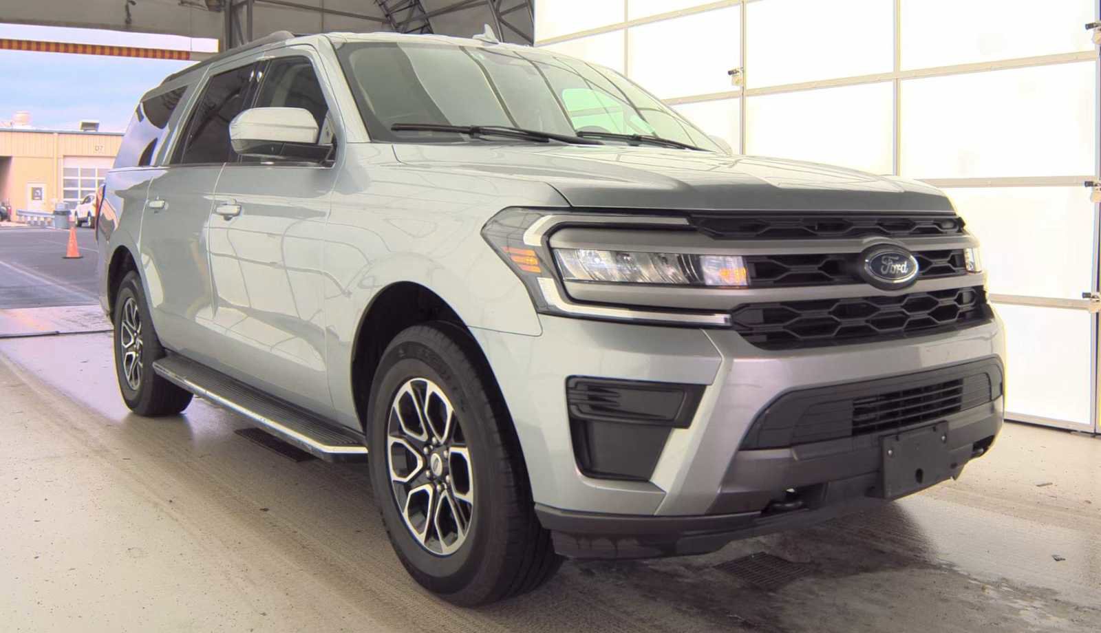 Used 2023 Ford Expedition Max XLT image 1