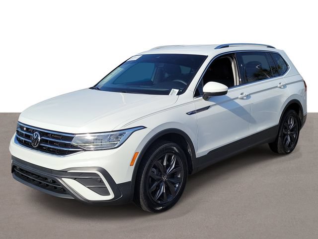 Certified 2024 Volkswagen Tiguan SE FWD image 2
