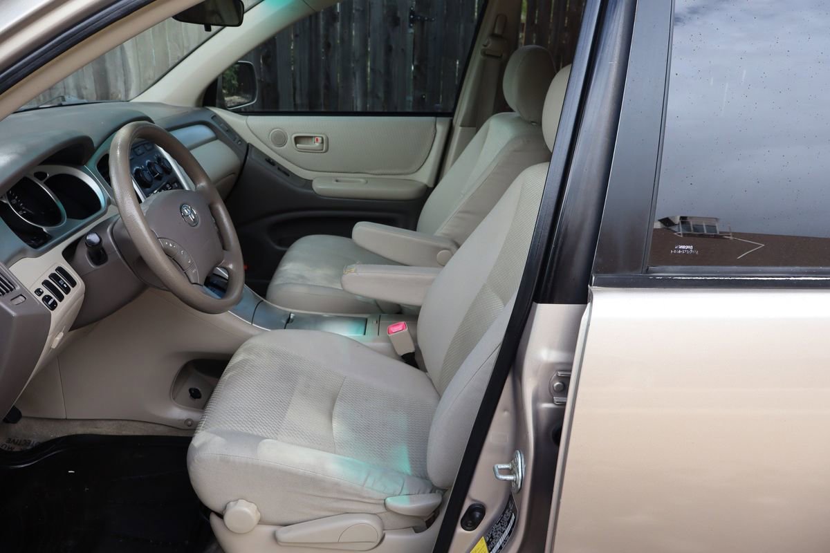 Used 2005 Toyota Highlander 2WD V6 w/ 3rd Row image 19