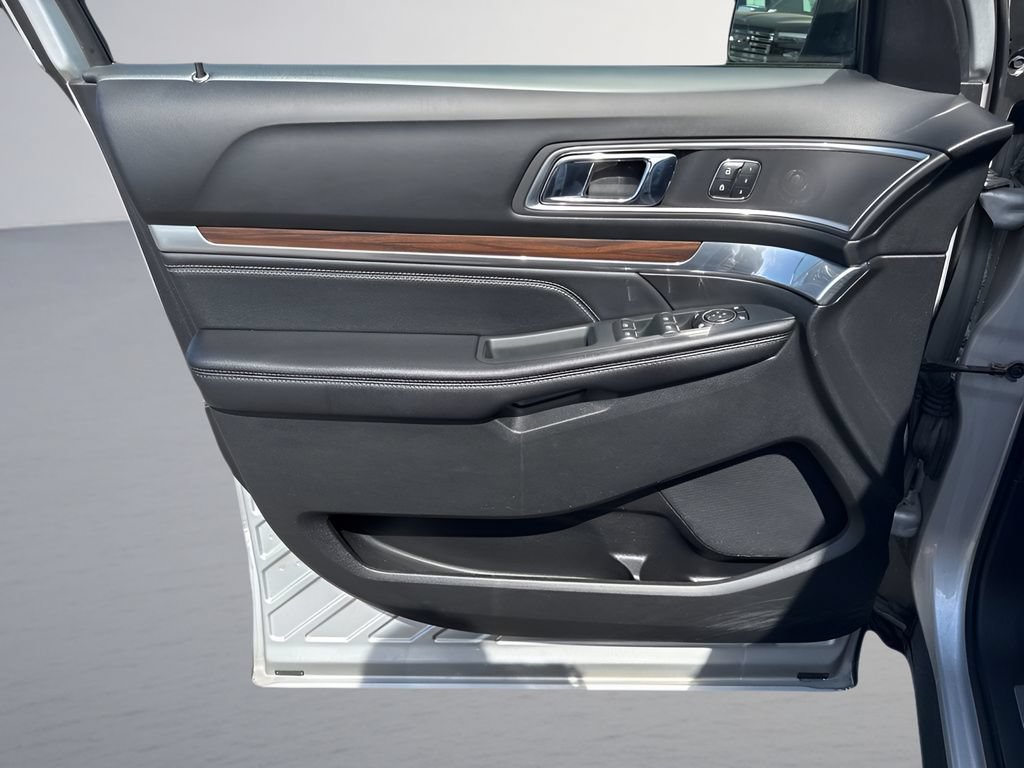 Used 2017 Ford Explorer Limited FWD image 28