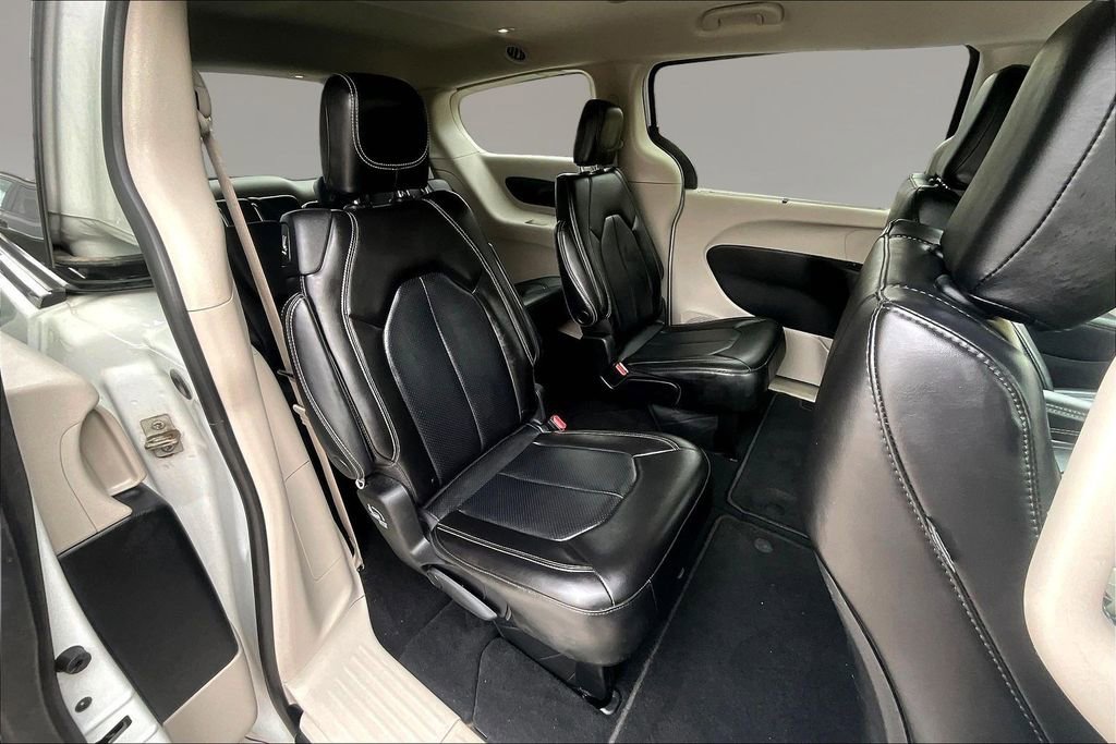Used 2023 Chrysler Pacifica Touring-L image 23