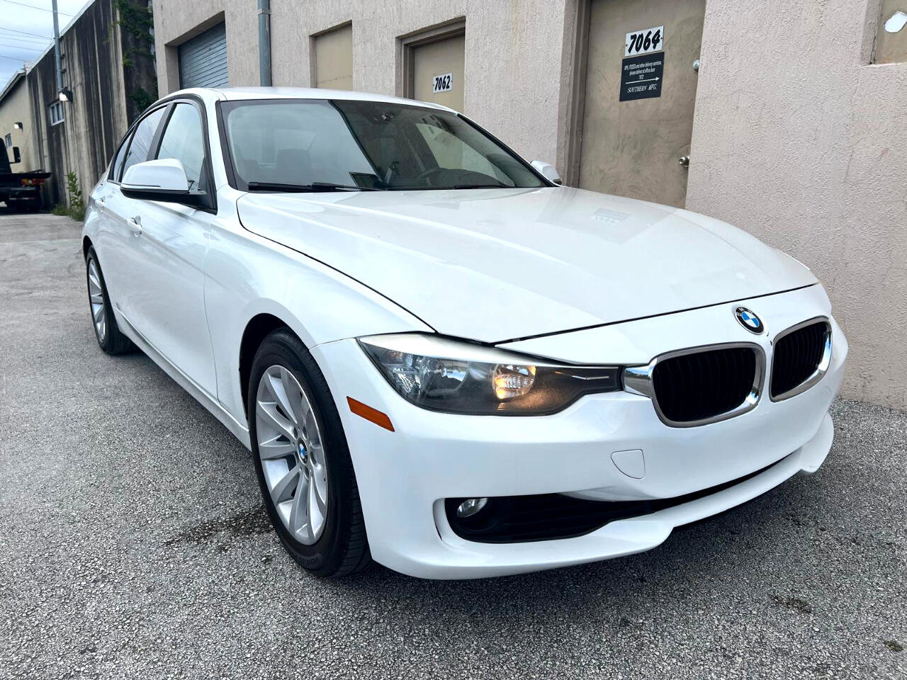 Used 2014 BMW 320i 4dr Sdn 320i RWD image 6