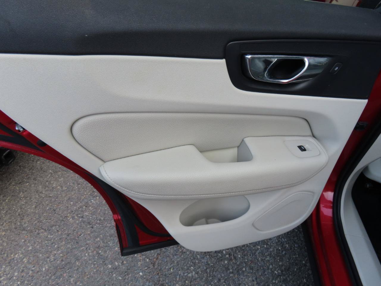 Used 2019 Volvo XC60 T6 Momentum w/ Multimedia Package AWD/4WD image 11