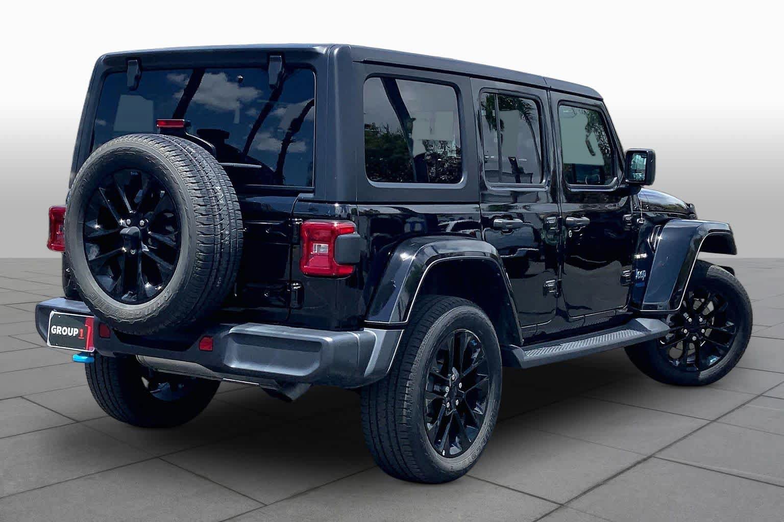 Used 2022 Jeep Wrangler Unlimited Sahara w/ Cold Weather Group AWD/4WD image 11