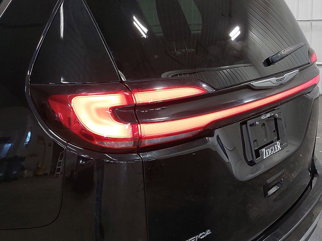 Used 2024 Chrysler Pacifica Touring-L image 36