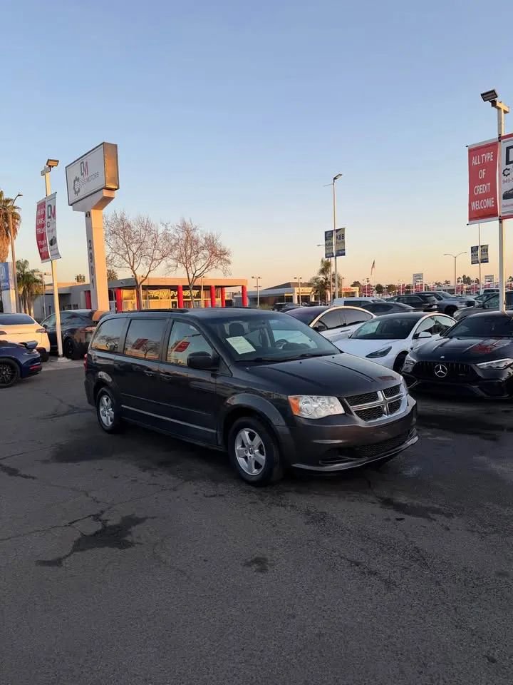 Used 2012 Dodge Grand Caravan SXT image 2