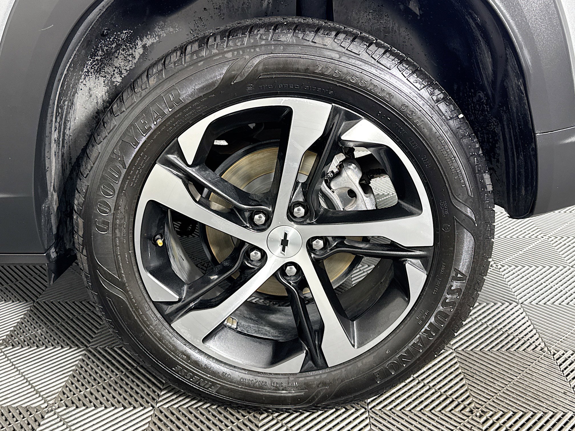 Used 2024 Chevrolet Trax RS w/ Sunroof Package FWD image 35