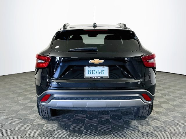 Used 2025 Chevrolet Trax LT FWD image 7