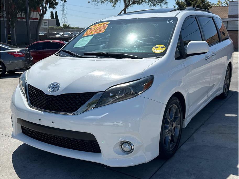 Used 2015 Toyota Sienna SE w/ SE Preferred Package FWD image 3